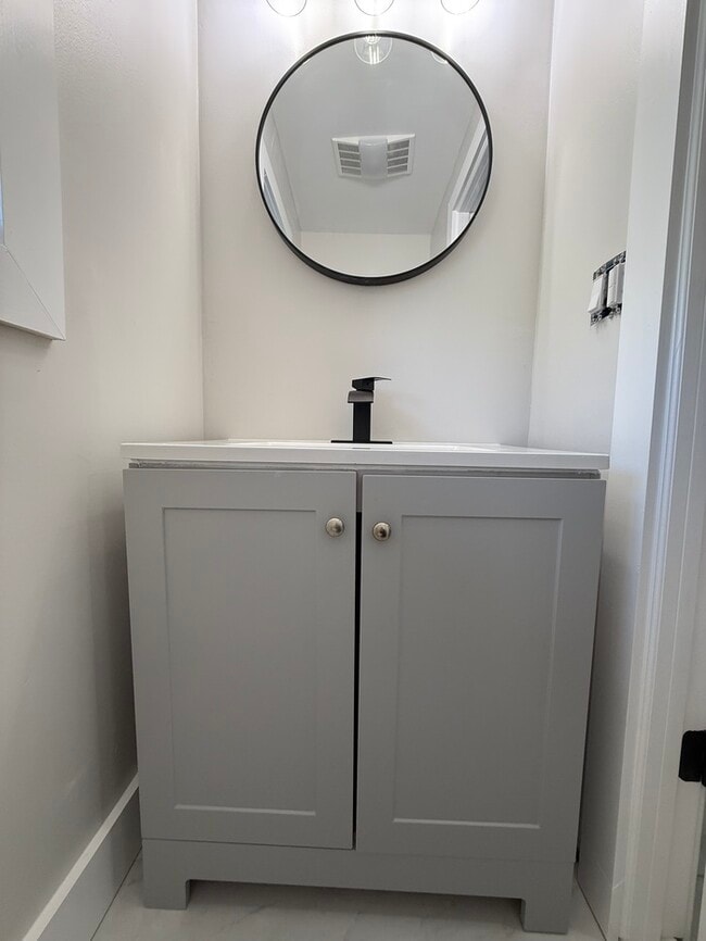 Building Photo - 438 Neville St