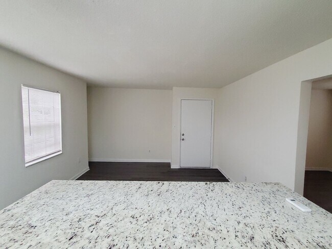 Building Photo - Updated One Bedroom, One Bath Apartment - ...
