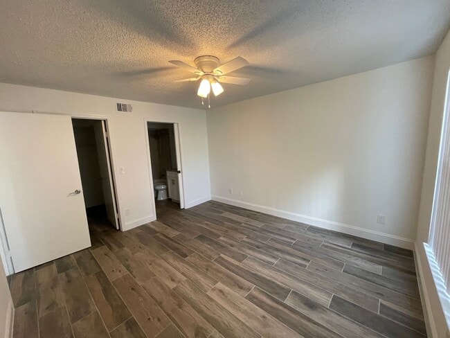 Building Photo - ANNUAL RENTAL - OASIS- 2 BED/2BATH
