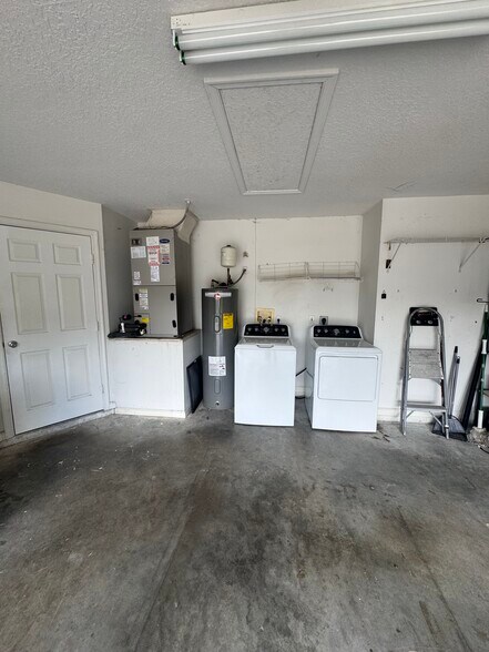 Building Photo - 449 SW Fifer Ave