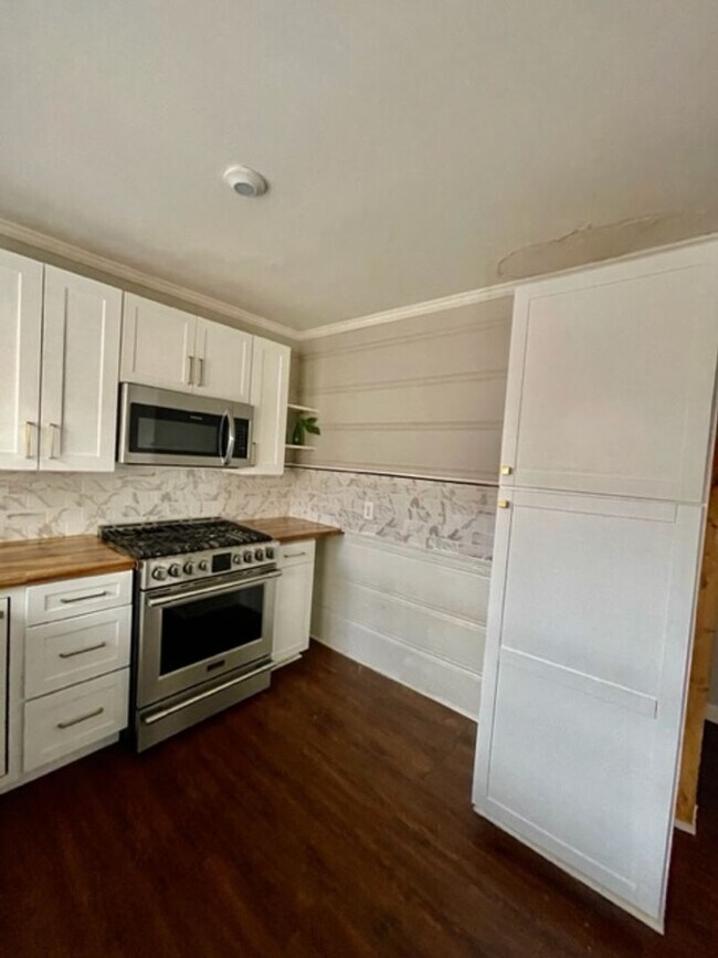 Building Photo - Adorable 3-bed 2-bath brick ranch, sitting on nearly a half acre lot, is located in Gastonia