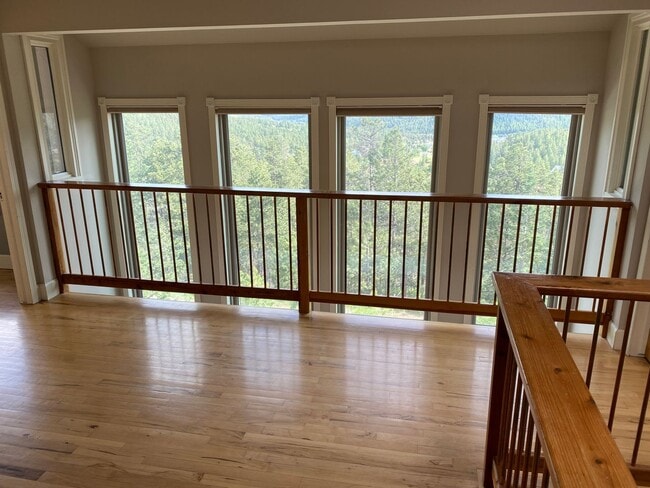 Building Photo - Mountain Views!