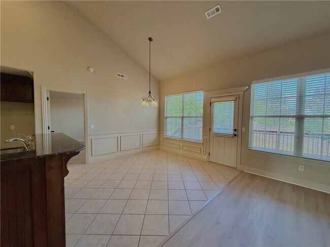 Building Photo - 511 Verona Way