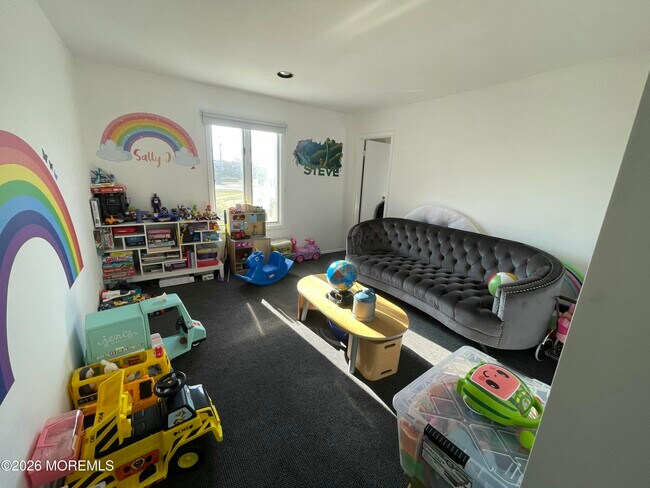 Building Photo - 60 Larchwood Ave