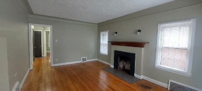Building Photo - *Last Minute Fall Move in Special $1800 to...
