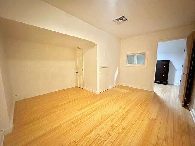 Building Photo - 121 Beach St