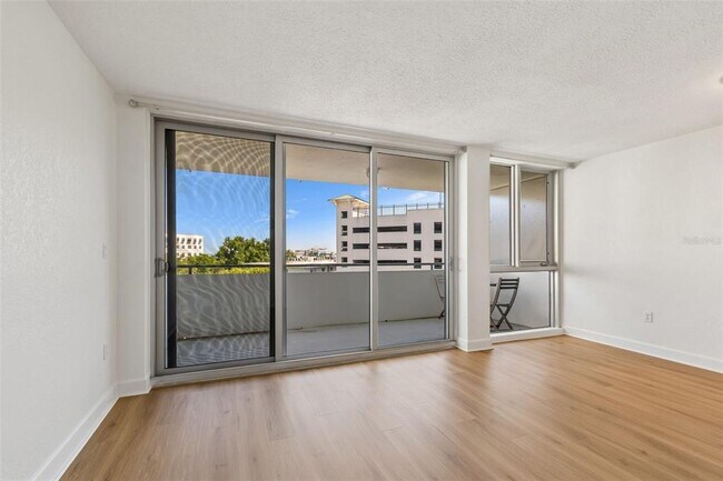 Building Photo - 470 3rd St S