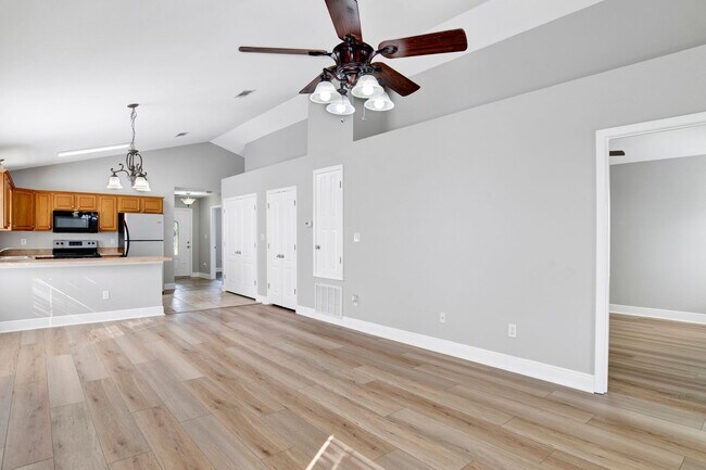 Building Photo - Modern Home Tucked in Neighborhood less th...