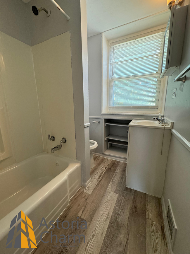 Building Photo - New Beautiful 2bed+DEN/1bath in Parkville.