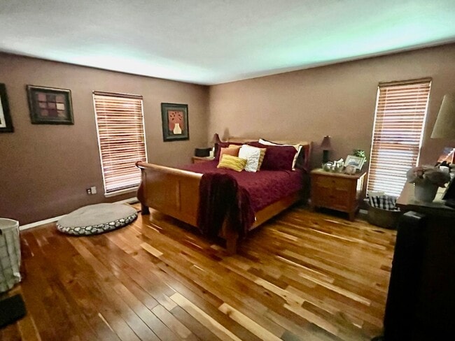 Building Photo - Well maintained 4 bedroom home available in the Rockrimmon area!