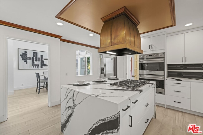 Building Photo - 865 Warner Ave