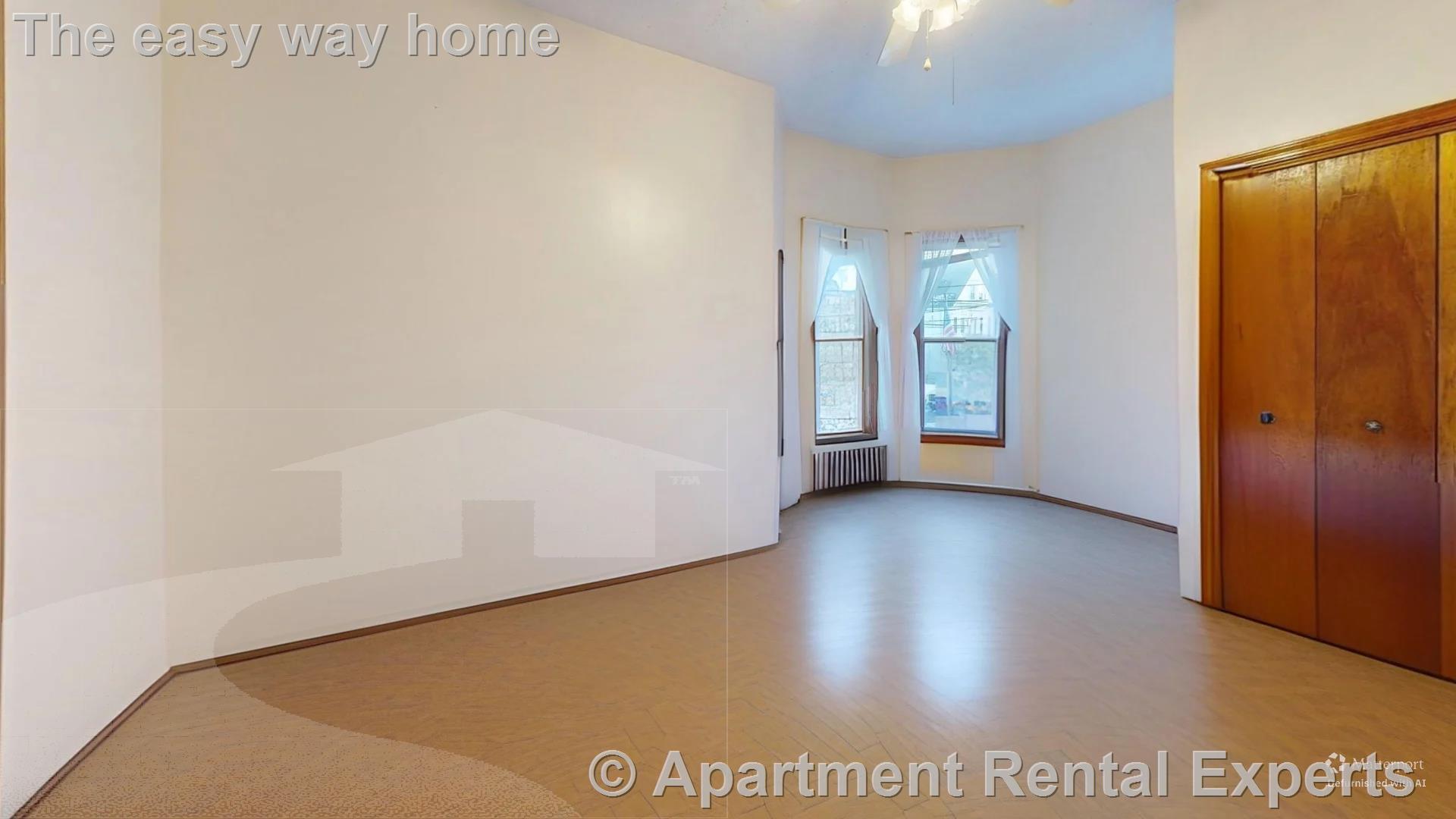 Building Photo - 240 School St