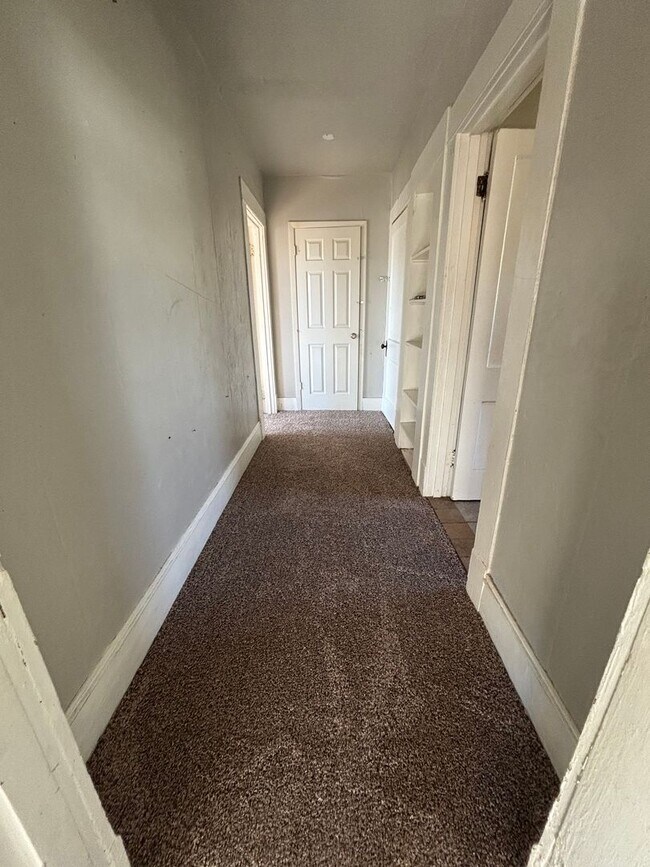 Building Photo - 820 College St