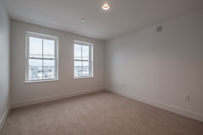 Building Photo - 2BR/2BA Old Port Condo Onsite Parking Available, Fitness Room and Elevator