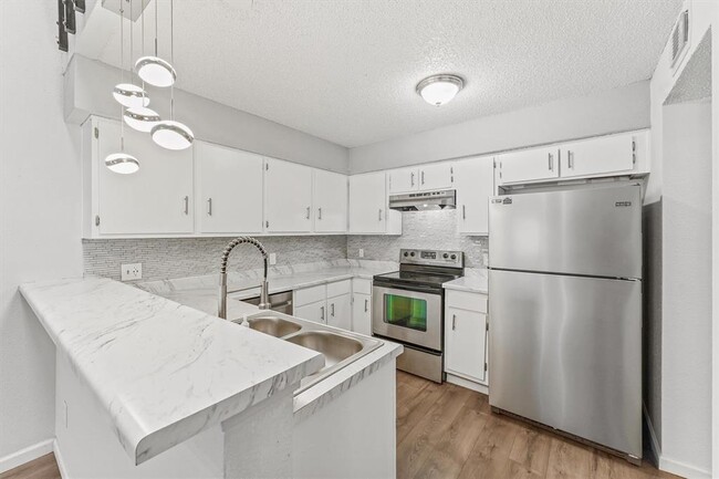Building Photo - 6261 Ludington Dr