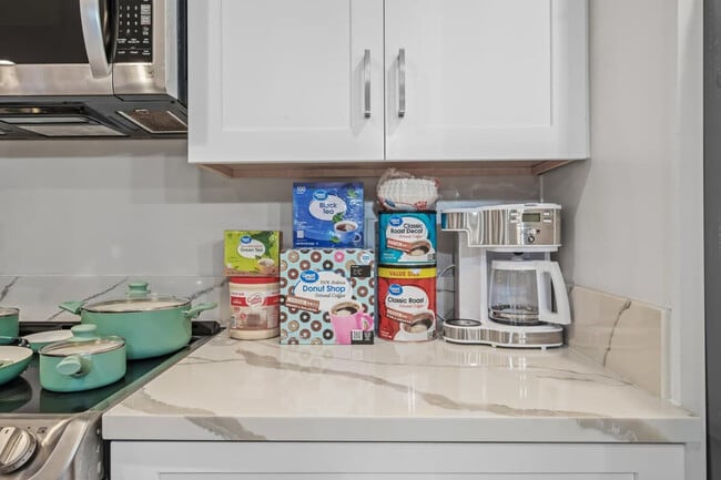 Building Photo - 13075 Old West Ave