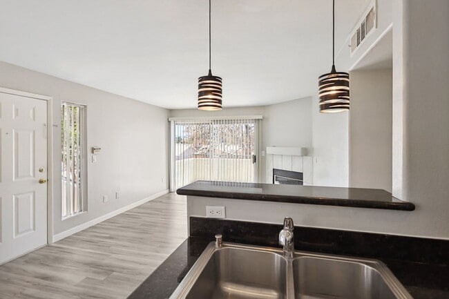 Building Photo - Centrally Located 3 Bed Condo In Gated Com...