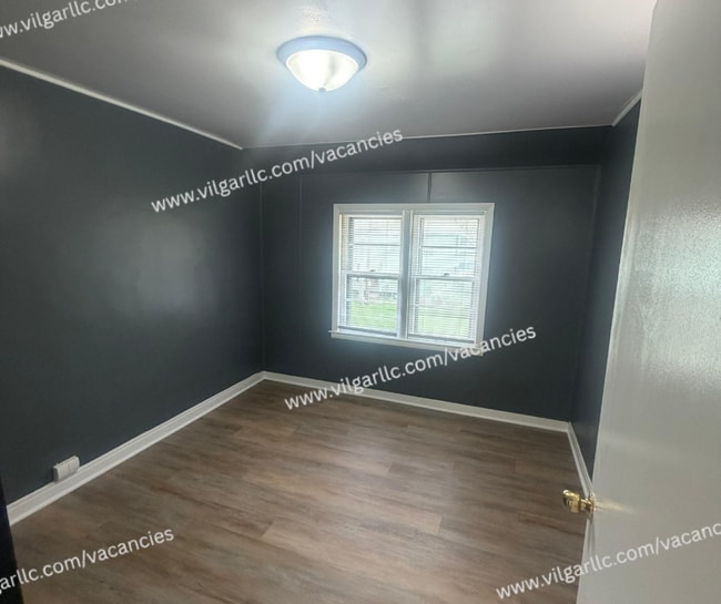 Building Photo - 4-bedrooms, 1-Bath - 2-floor Duplex Home