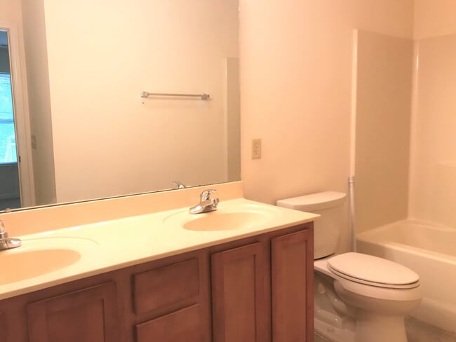 Building Photo - Hendersonville Condo - Top Floor - Wonderful Office Space!