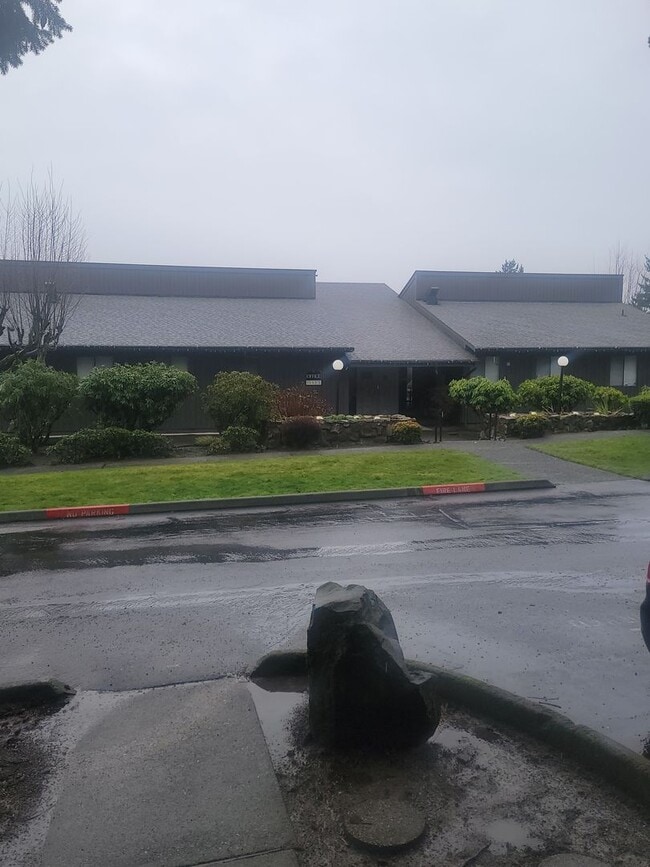 Building Photo - 2 Bedroom, North Tacoma, $1395 + $100 w/s/g = $1495.00, upper floor apartment