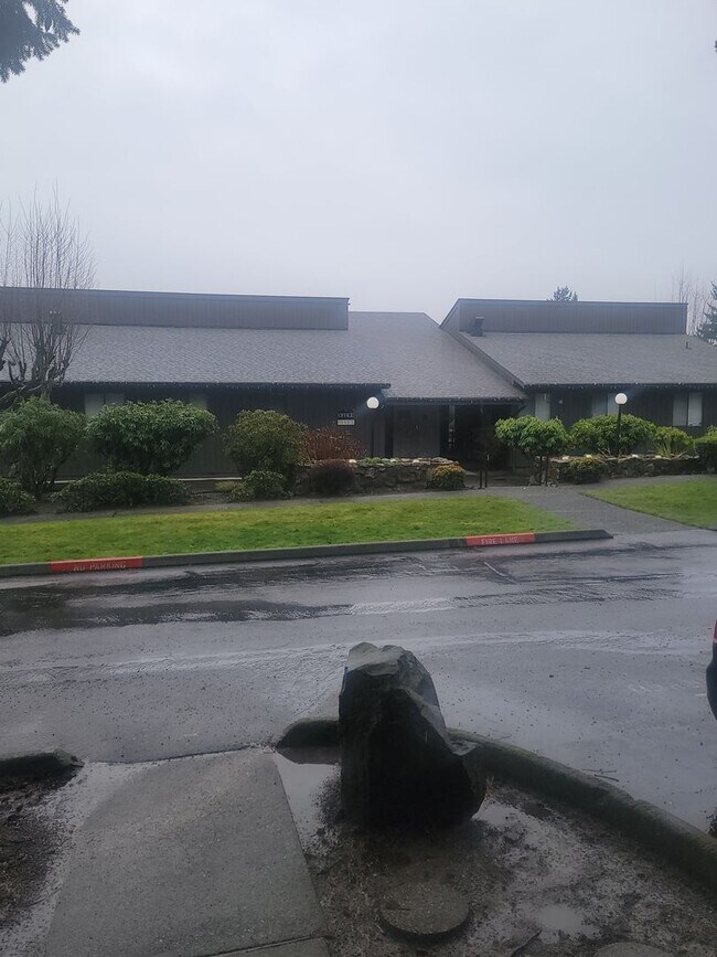 Building Photo - MOVE IN SPECIAL $500 OFF MOVE IN COSTS 2 Bedroom, North Tacoma, $1395 + $100 w/s/g = $1495.00, up...