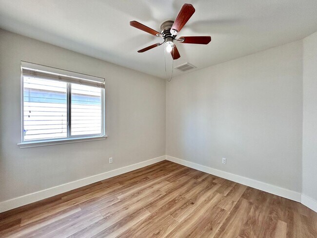 Building Photo - Inviting 4/BR 2/BA Home with Spacious Back...