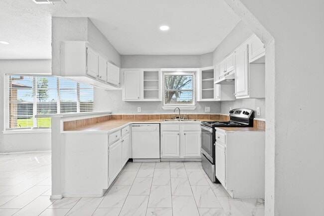 Building Photo - 13527 Montaigne Dr