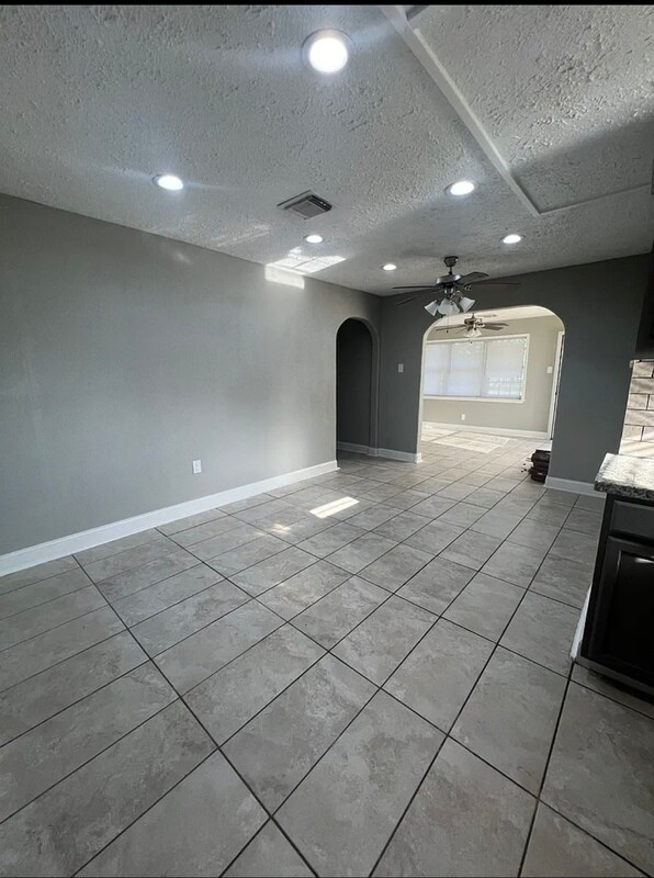 Building Photo - 8601 Homewood Ln