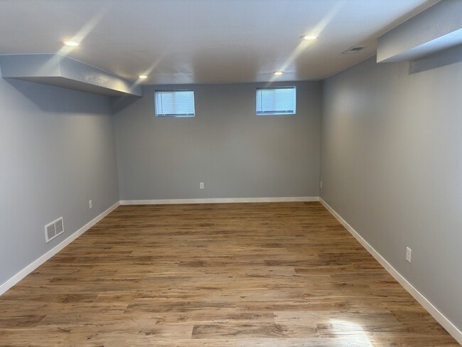 Building Photo - 1095 3rd St