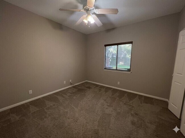 Building Photo - 903 Oakwood Dr