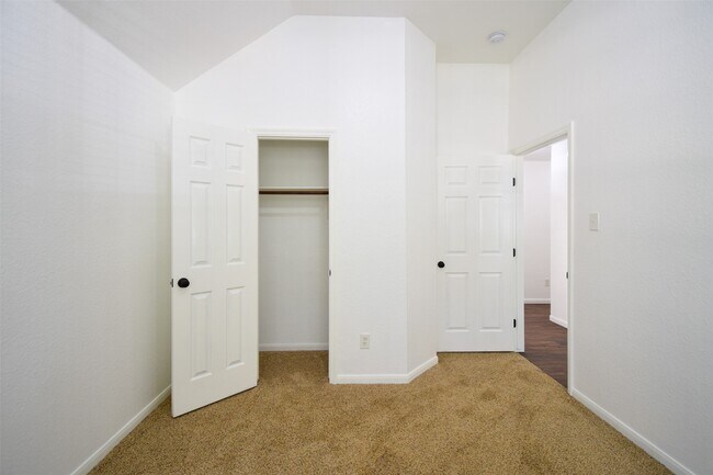 Building Photo - 34 S Rambling Ridge Pl