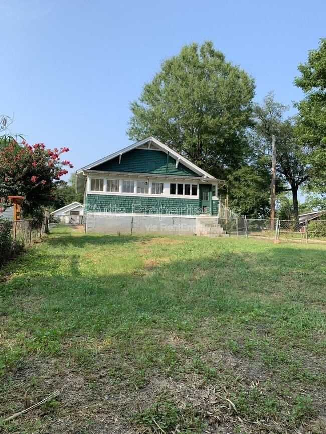 Building Photo - 713 Meridian St