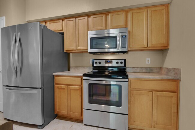 Building Photo - "Charming 3-Bed Townhouse Retreat with 2.5...