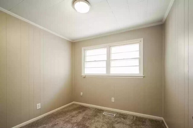 Building Photo - 1533 Hartford Rd