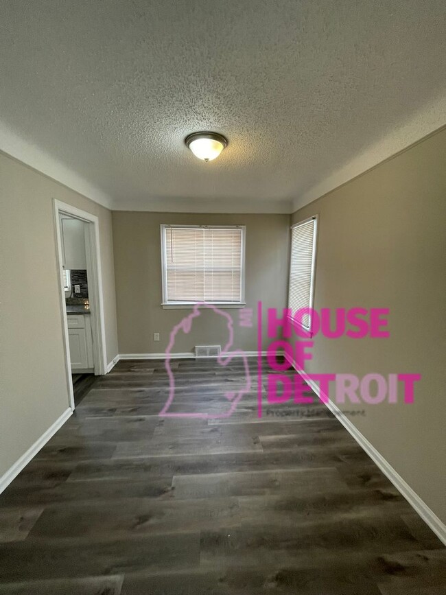 Building Photo - 3 BEDROOM | 1 BATH | FREE PRE SCREEN