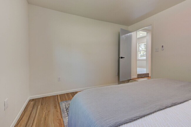 Building Photo - Fully Renovated 4 Bed, 2 Bath Just Minutes from Campus