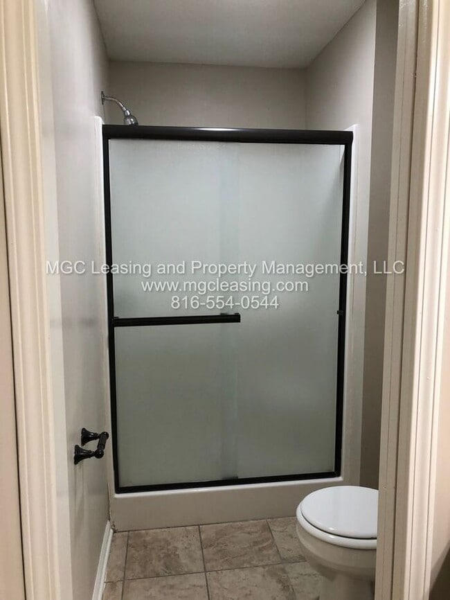 Building Photo - Enjoy Townhome Living w/ Unfinished Baseme...