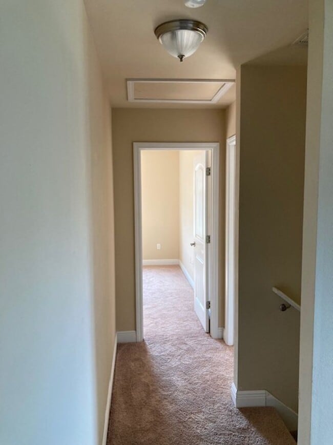 Building Photo - Spacious 4 Bedroom