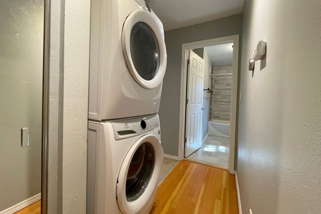 Building Photo - Charming Kenton Bungalow with Large Fenced Yard, Central A/C, Washer/Dryer