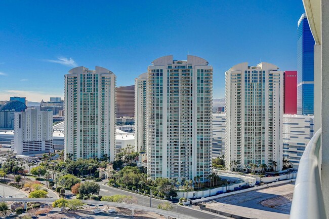 Building Photo - Turnberry Towers 2704- Strip/City Views fr...