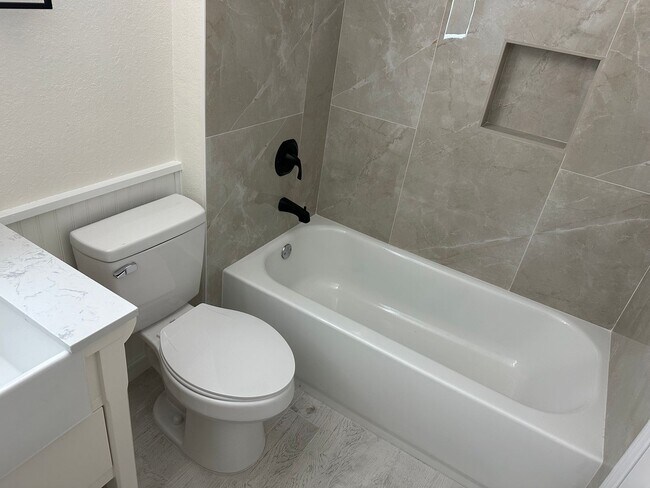 Building Photo - SEASONAL RENTAL - Downtown Sarasota Renovated Waterfront Condo