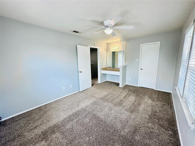 Building Photo - 5305 Woodland Oaks Ct