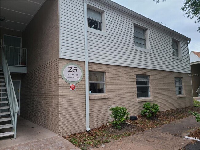 Primary Photo - 7210 N Manhattan Ave