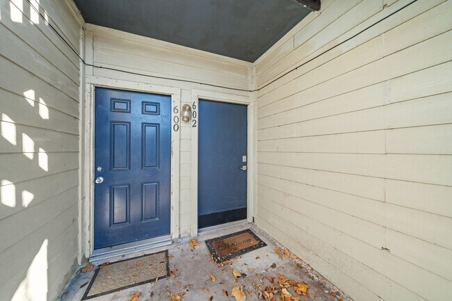 Building Photo - 9009 Richmond Ave.