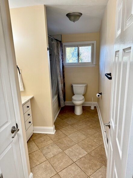 Main Bathroom - 256 S Dillwyn Rd