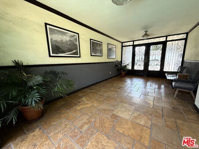 Building Photo - 1138 S La Cienega Blvd