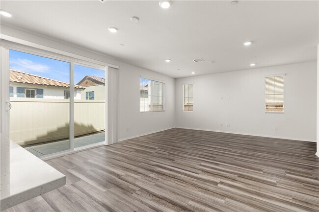Building Photo - 895 Brookdale Dr