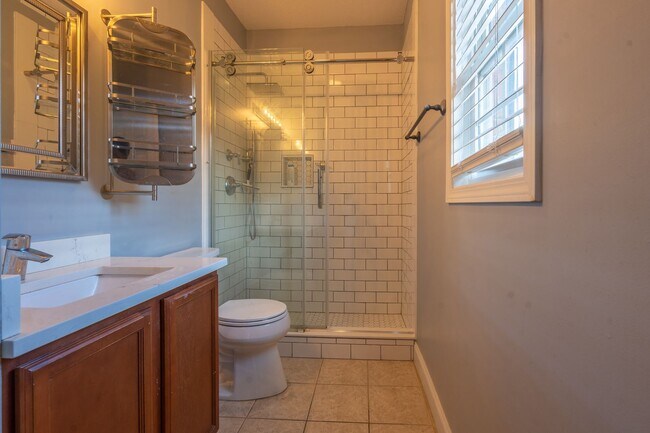 Building Photo - Rent-Ready 3BR/2.5BA Townhouse with 2-Car Garage Near Johnson City Hospital