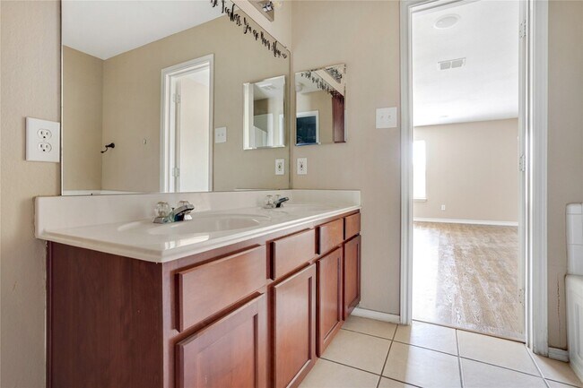 Building Photo - 1921 Southridge Ln