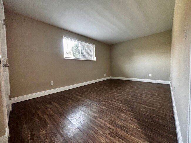 Building Photo - Newly Renovated 2-Bedroom Apartment in Ser...